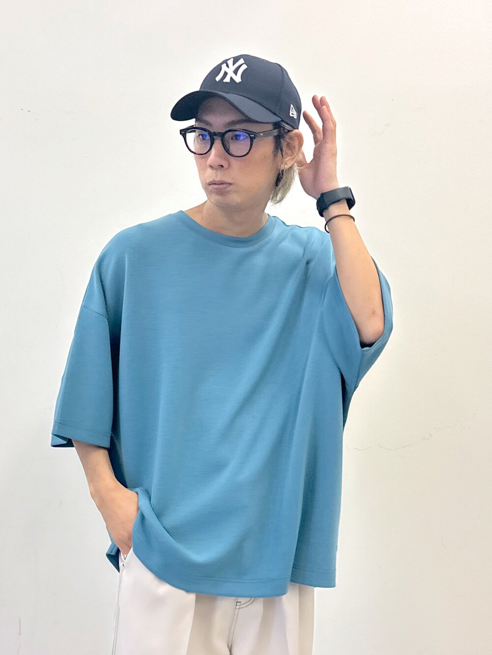 ブルー系のTシャツ/カットソー、ホワイト系のスラックス、その他のキャップを着用したメンズの春コーディネートの3枚目の写真