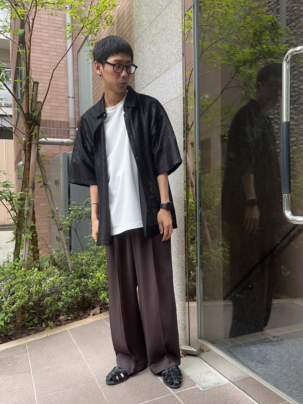 ブラック系のシャツ/ブラウス、ホワイト系のTシャツ/カットソー、ブラウン系のスラックスを着用したメンズの夏コーディネートの2枚目の写真