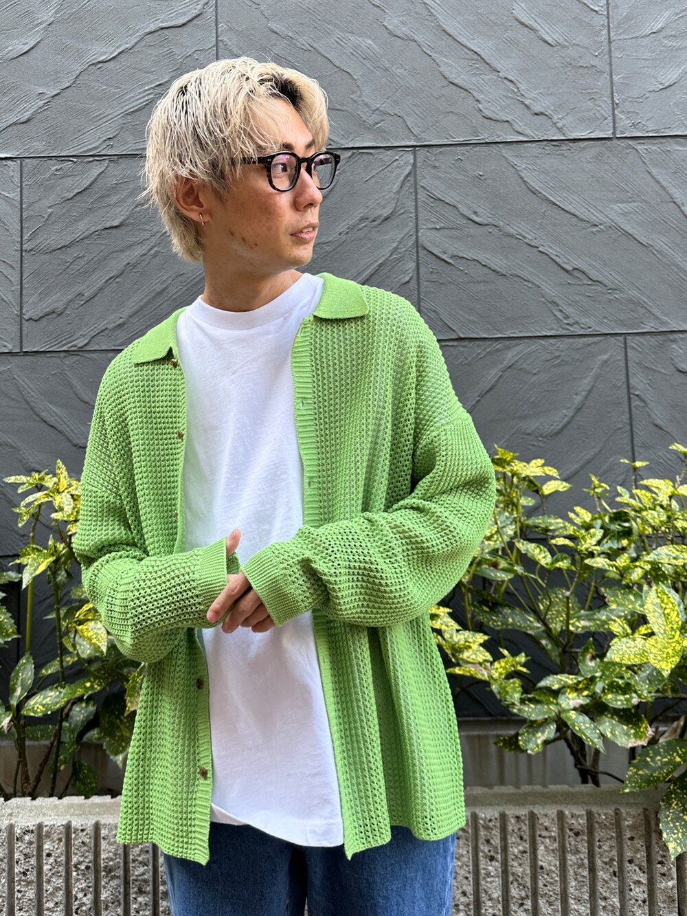 グリーン系のカーディガン/ボレロ、ホワイト系のTシャツ/カットソー、ブルー系のデニムパンツを着用したメンズの春コーディネートの4枚目の写真