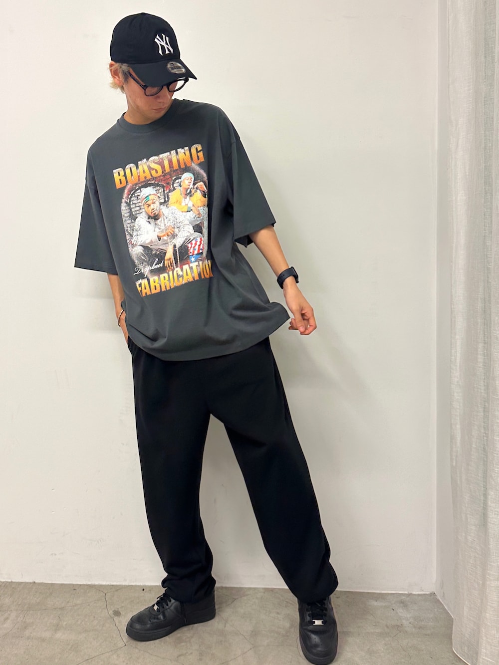 その他のTシャツ/カットソー、ブラック系のスウェットパンツ、ブラック系のスニーカーを着用したメンズの春コーディネートの2枚目の写真