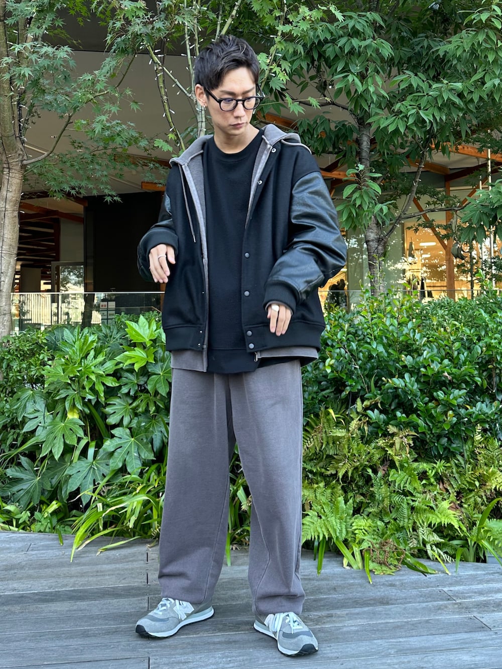 ブラック系のスタジャン、ブラウン系のパーカー、ブラック系のTシャツ/カットソーを着用したメンズの秋コーディネートの3枚目の写真