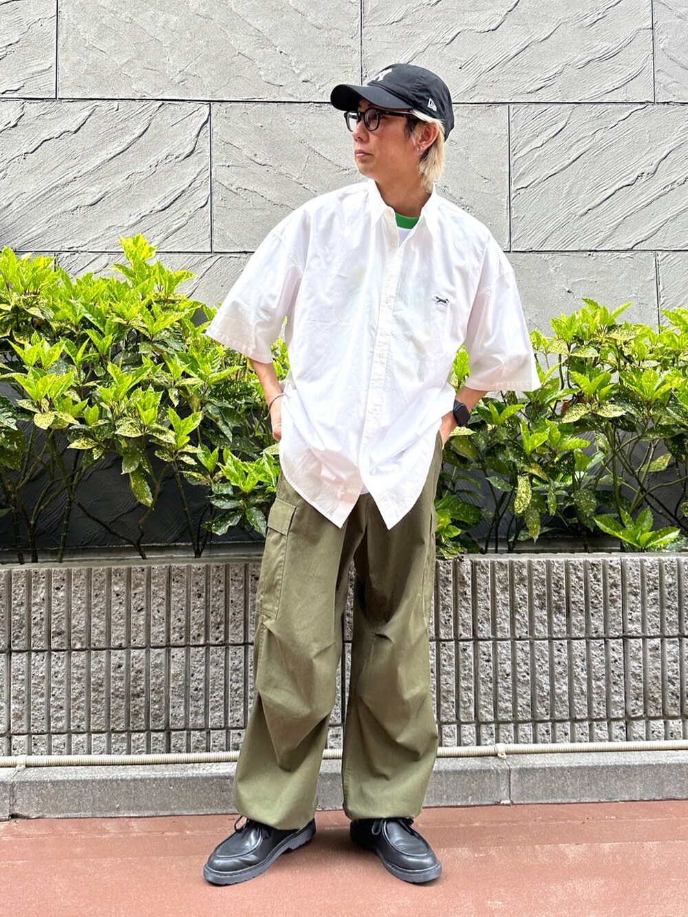 ホワイト系のシャツ/ブラウス、その他のTシャツ/カットソー、グリーン系のカーゴパンツを着用したメンズの春コーディネートの2枚目の写真