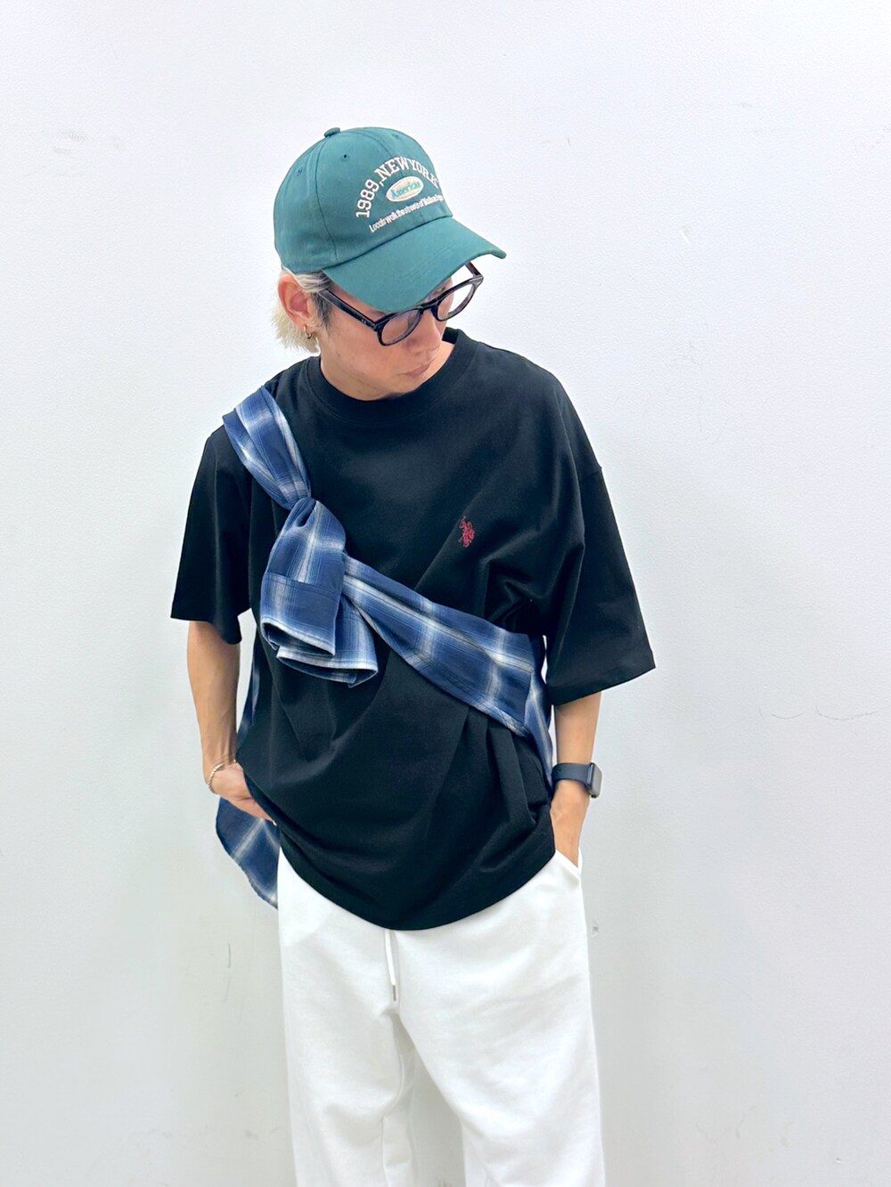 ブラック系のTシャツ/カットソー、ブルー系のシャツ/ブラウス、ホワイト系のスウェットパンツを着用したメンズの春コーディネートの4枚目の写真