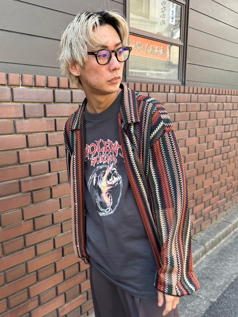 その他のシャツ/ブラウス、その他のTシャツ/カットソー、ブラック系のスラックスを着用したメンズの春コーディネートの4枚目の写真