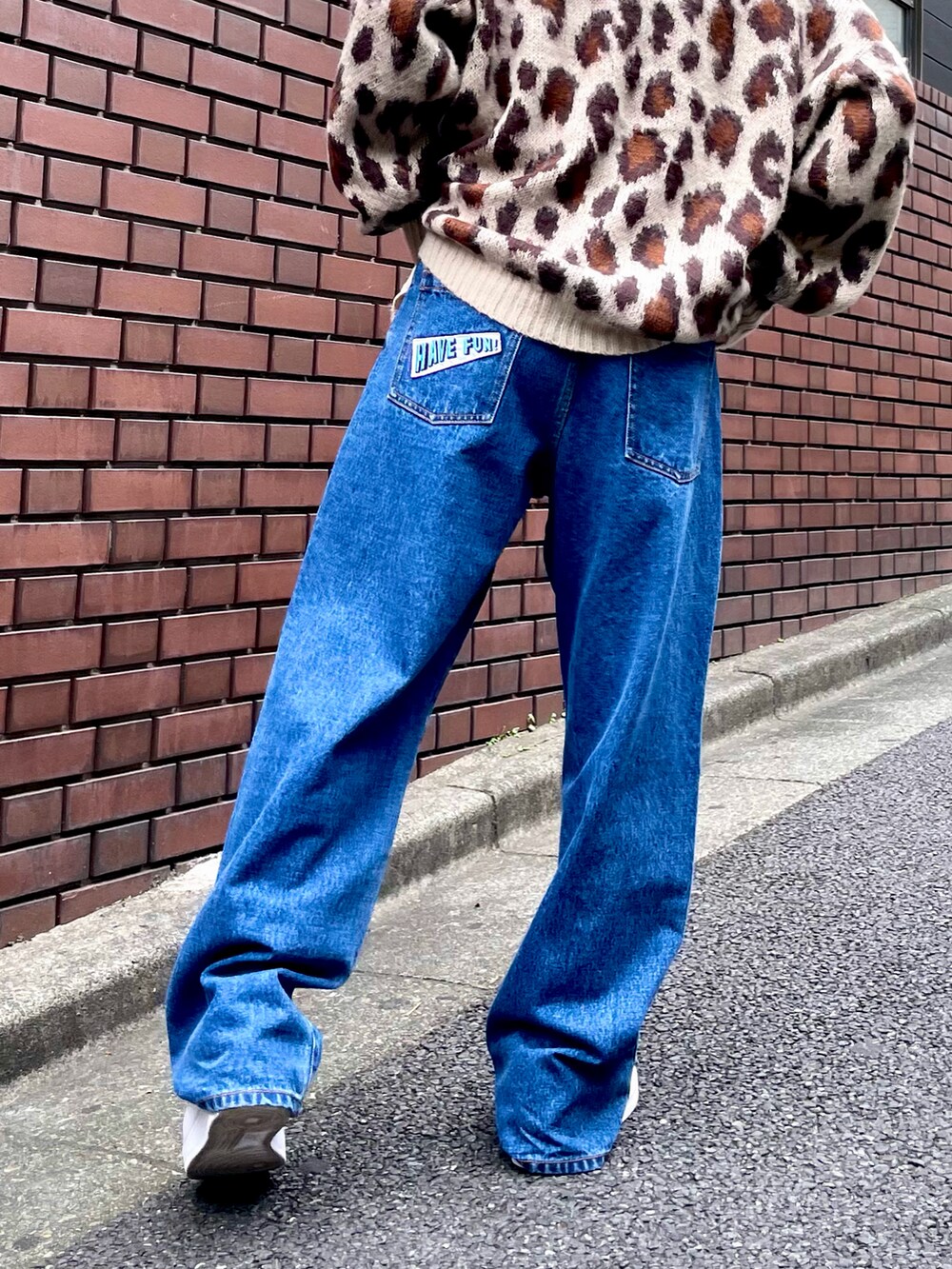 その他のカーディガン/ボレロ、ブラック系のTシャツ/カットソー、ブルー系のデニムパンツを着用したメンズの夏コーディネートの3枚目の写真