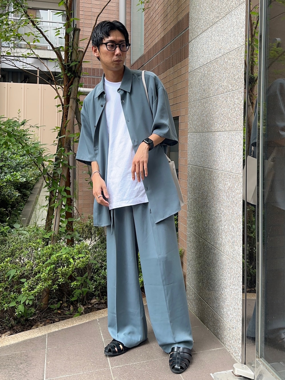 ブルー系のシャツ/ブラウス、ホワイト系のタンクトップ、ブラック系のサンダルを着用したメンズの夏コーディネートの2枚目の写真