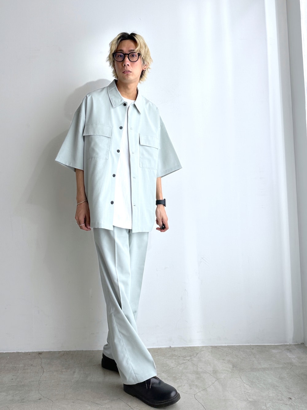 グレー系のシャツ/ブラウス、ホワイト系のTシャツ/カットソー、グレー系のスラックスを着用したメンズの春コーディネートの2枚目の写真