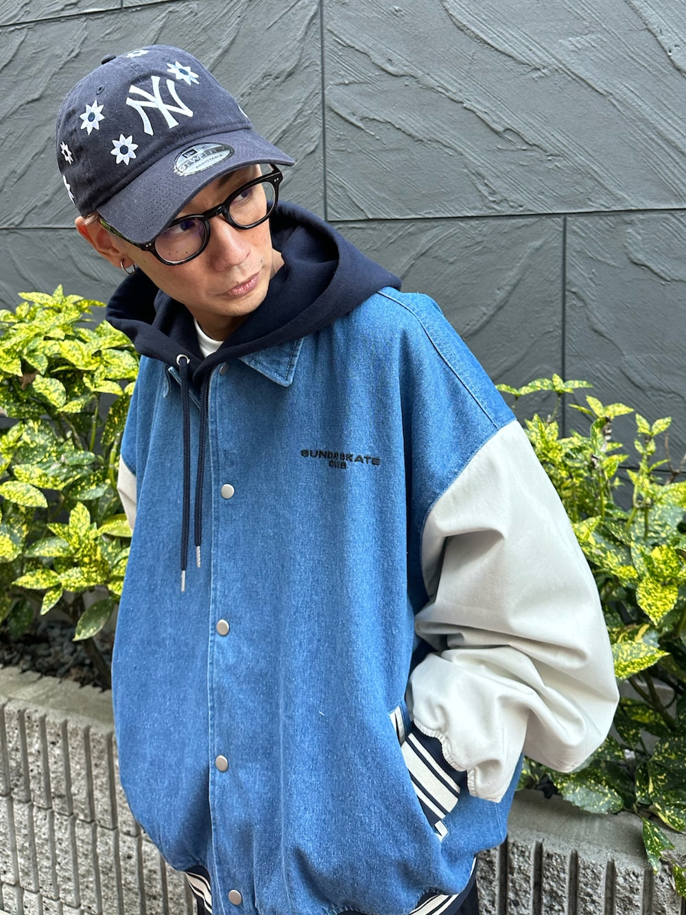 ブルー系のスタジャン、ブルー系のパーカー、ブラック系のチノパンツを着用したメンズの冬コーディネートの4枚目の写真