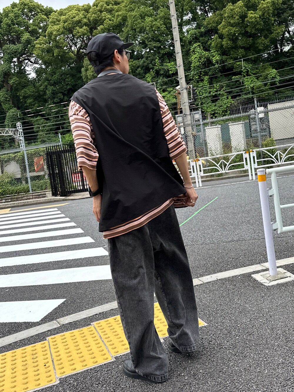 ブラック系のベスト、その他のTシャツ/カットソー、ブラック系のデニムパンツを着用したメンズの夏コーディネートの2枚目の写真