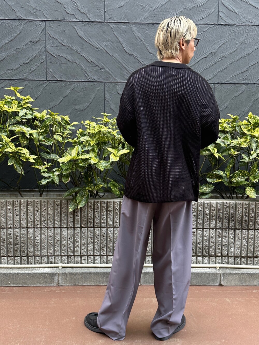 ブラック系のカーディガン/ボレロ、ホワイト系のTシャツ/カットソー、パープル系のスラックスを着用したメンズの春コーディネートの3枚目の写真