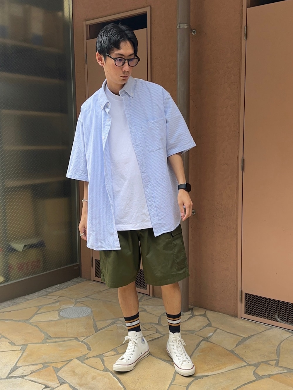 ブルー系のシャツ/ブラウス、ホワイト系のタンクトップ、グリーン系のカーゴパンツを着用したメンズの夏コーディネートの2枚目の写真