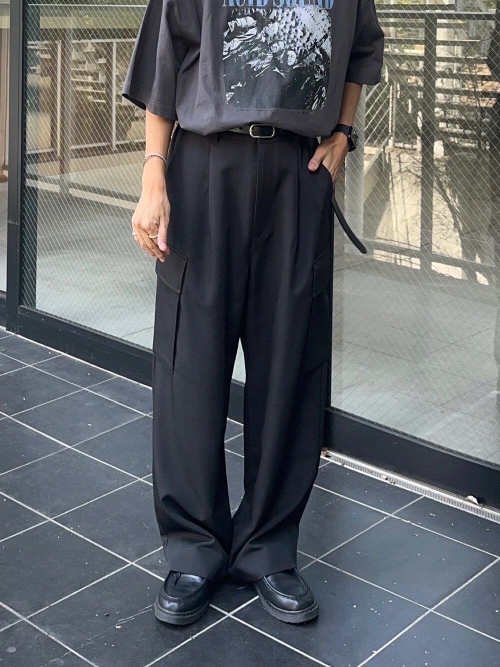 その他のTシャツ/カットソー、ブラック系のカーゴパンツを着用したメンズの夏コーディネートの5枚目の写真