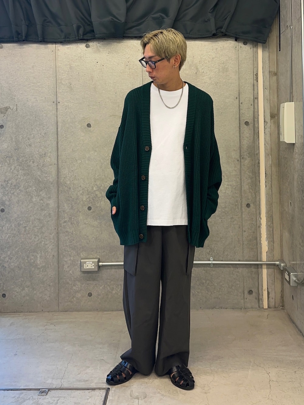 グリーン系のカーディガン/ボレロ、ホワイト系のTシャツ/カットソー、ブラウン系のカーゴパンツを着用したメンズの夏コーディネートの3枚目の写真