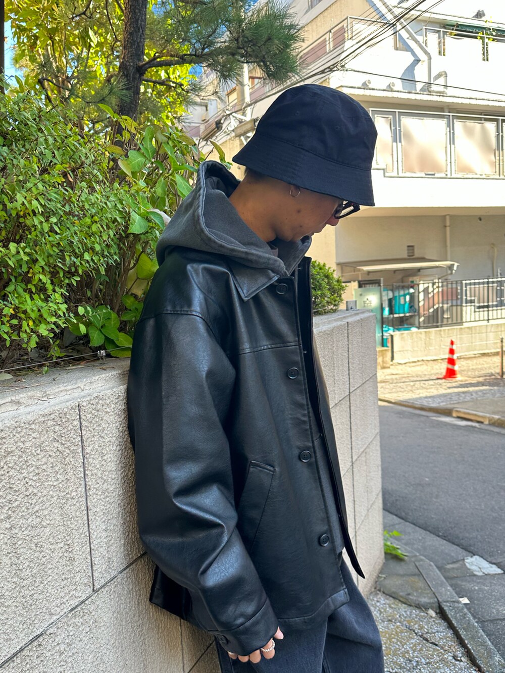 ブラック系のカバーオール、ブラック系のTシャツ/カットソー、ブラック系のデニムパンツを着用したメンズの秋コーディネートの4枚目の写真