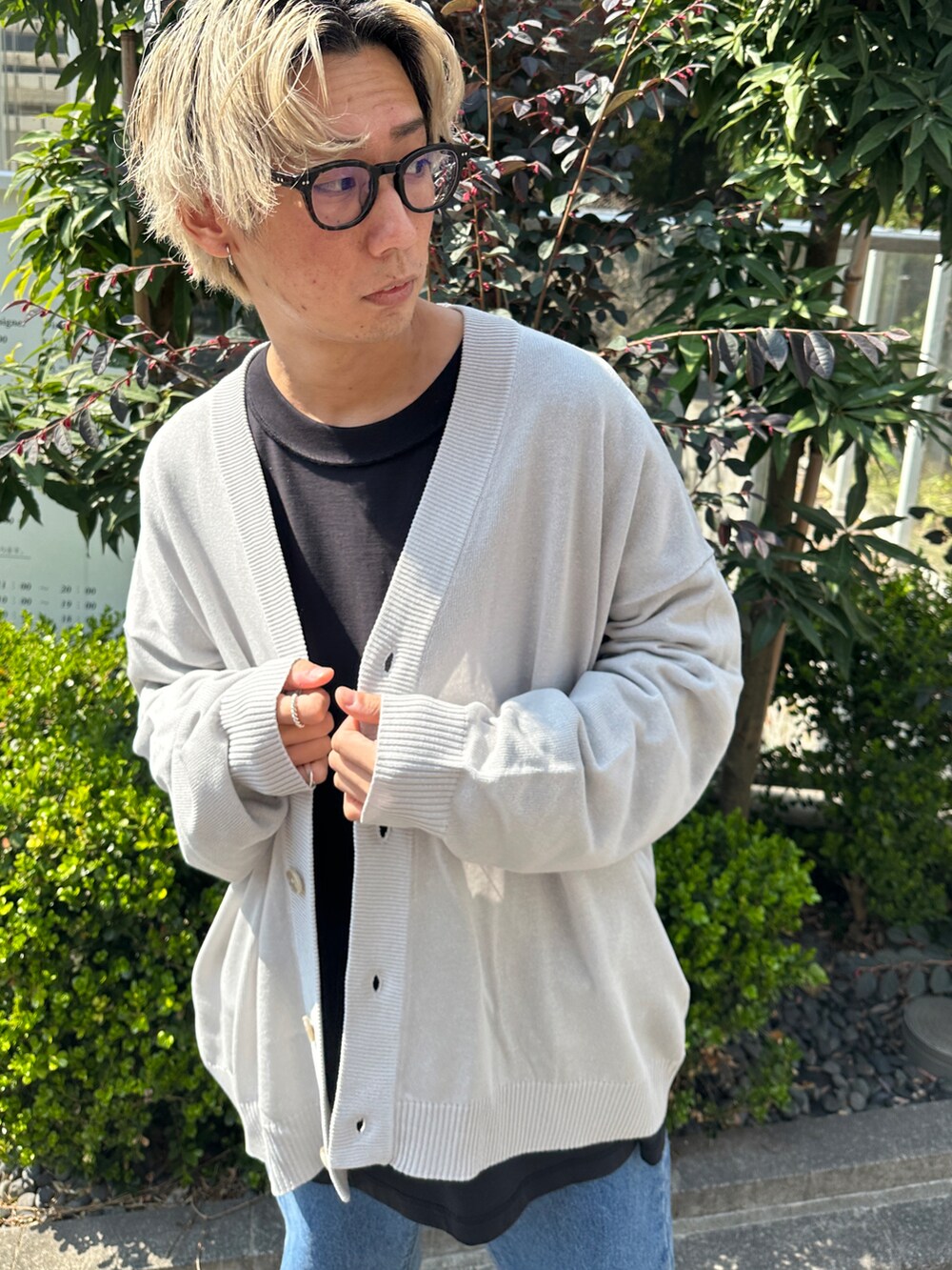 グレー系のカーディガン/ボレロ、ブラック系のTシャツ/カットソー、ブルー系のデニムパンツを着用したメンズの春コーディネートの5枚目の写真