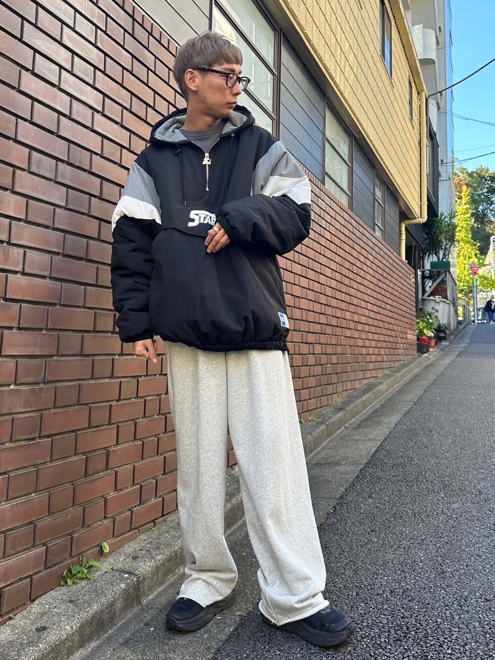 ブラック系のTシャツ/カットソー、グレー系のスウェットパンツ、ブラック系のスニーカーを着用したメンズの秋コーディネートの2枚目の写真