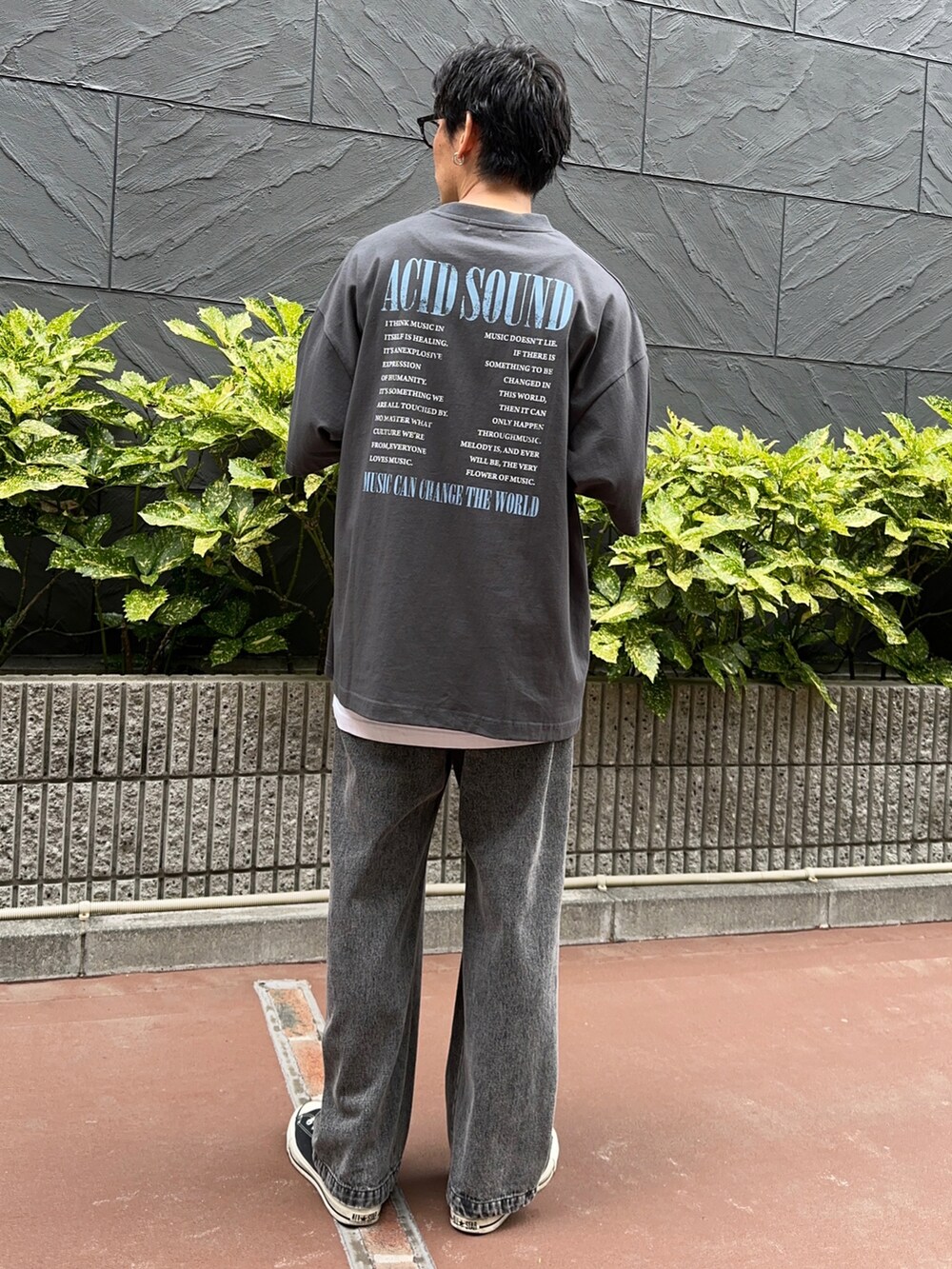 その他のTシャツ/カットソー、ホワイト系のタンクトップ、ブラック系のデニムパンツを着用したメンズの夏コーディネートの2枚目の写真