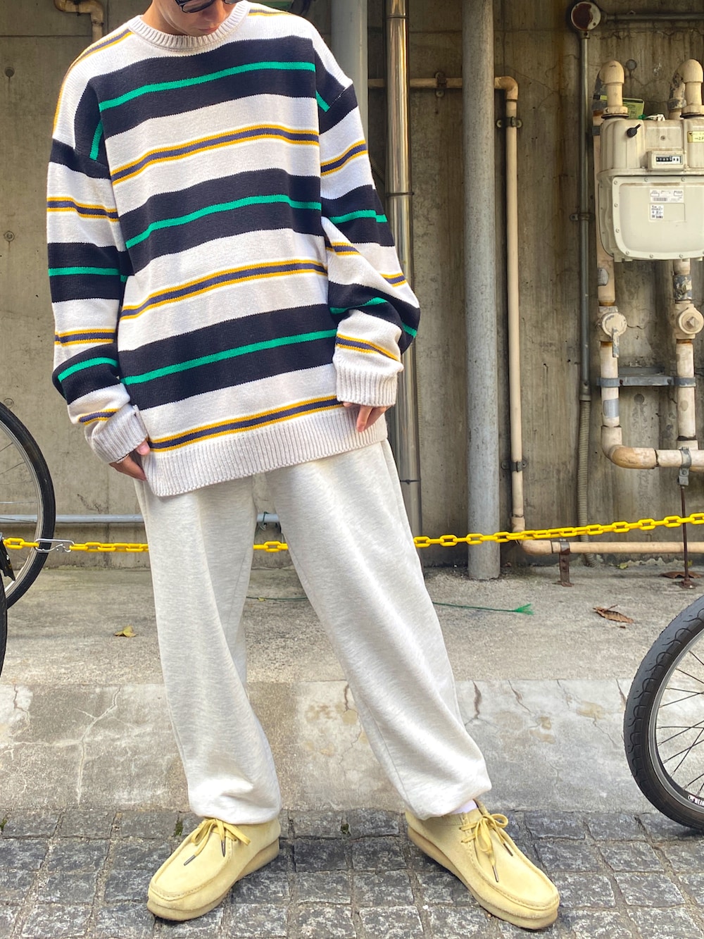 ブラック系のダウンベスト、その他のニット/セーター、ベージュ系のスウェットパンツを着用したメンズの冬コーディネートの2枚目の写真