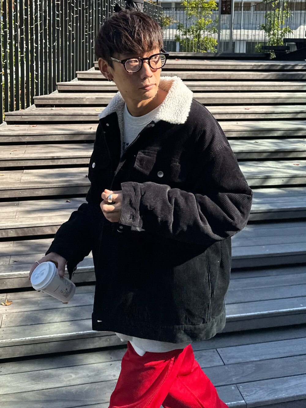 ブラック系のブルゾン、グレー系のスウェット、ホワイト系のTシャツ/カットソーを着用したメンズの秋コーディネートの5枚目の写真