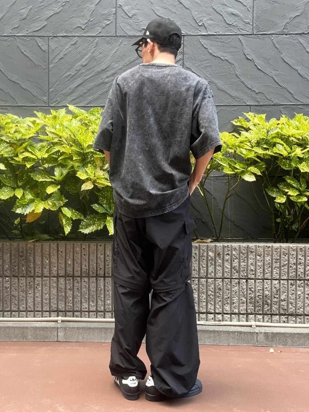 その他のTシャツ/カットソー、ブラック系のスニーカー、ブラック系のカーゴパンツを着用したメンズの春コーディネートの3枚目の写真
