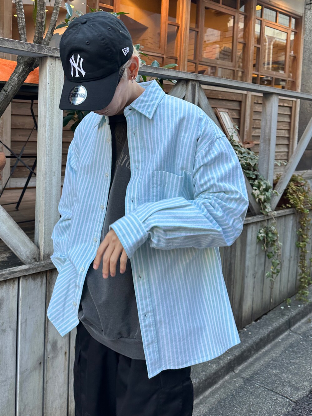 グリーン系のシャツ/ブラウス、ブラック系のスウェット、ホワイト系のスニーカーを着用したメンズの冬コーディネートの4枚目の写真