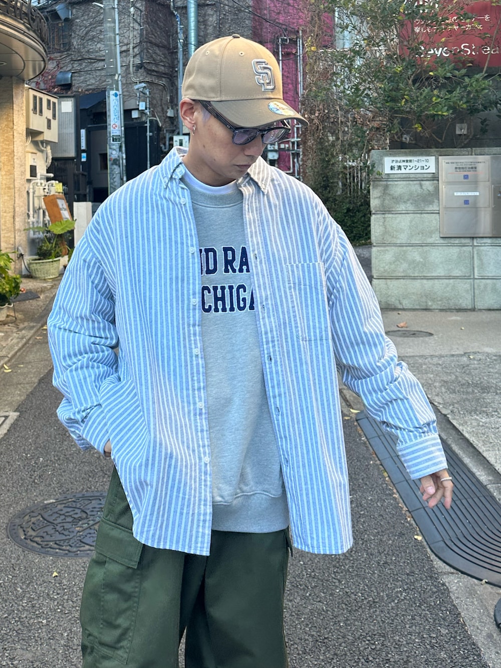 グリーン系のシャツ/ブラウス、グレー系のスウェット、グリーン系のカーゴパンツを着用したメンズの冬コーディネートの3枚目の写真