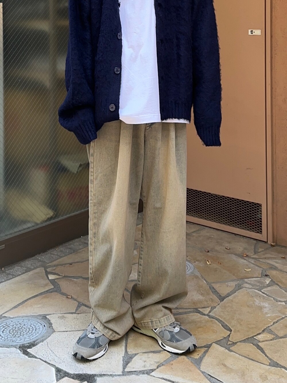 ホワイト系のタンクトップ、ブルー系のカーディガン/ボレロ、レッド系のデニムパンツを着用したメンズの夏コーディネートの4枚目の写真