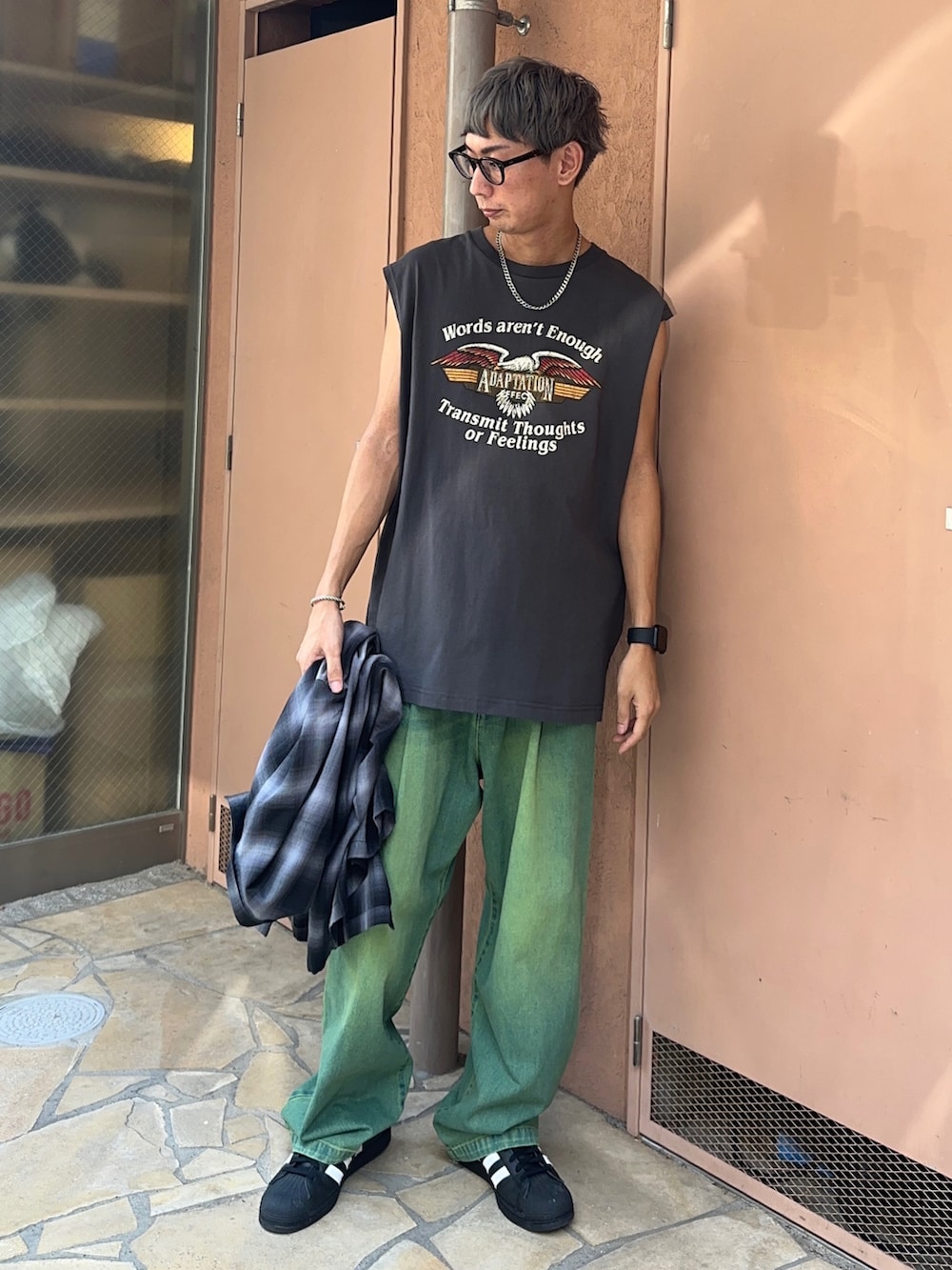 ブラック系のスニーカー、その他のタンクトップ、ブラック系のシャツ/ブラウスを着用したメンズの夏コーディネートの5枚目の写真