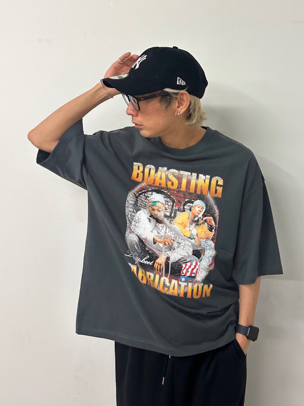 その他のTシャツ/カットソー、ブラック系のスウェットパンツ、ブラック系のスニーカーを着用したメンズの春コーディネートの3枚目の写真