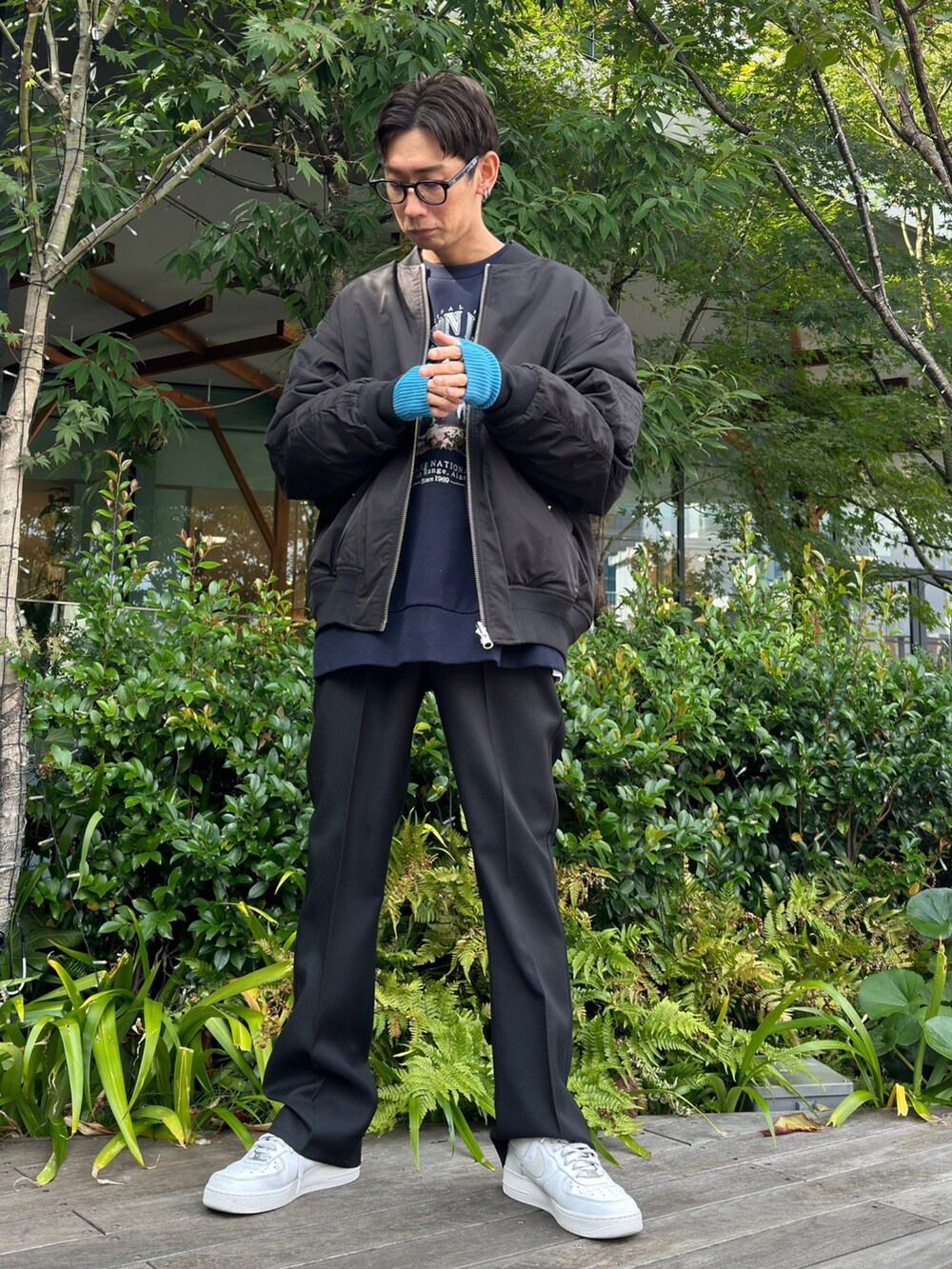 ブラック系のMA-1、ブルー系のスウェット、ブラック系のスラックスを着用したメンズの秋コーディネートの2枚目の写真