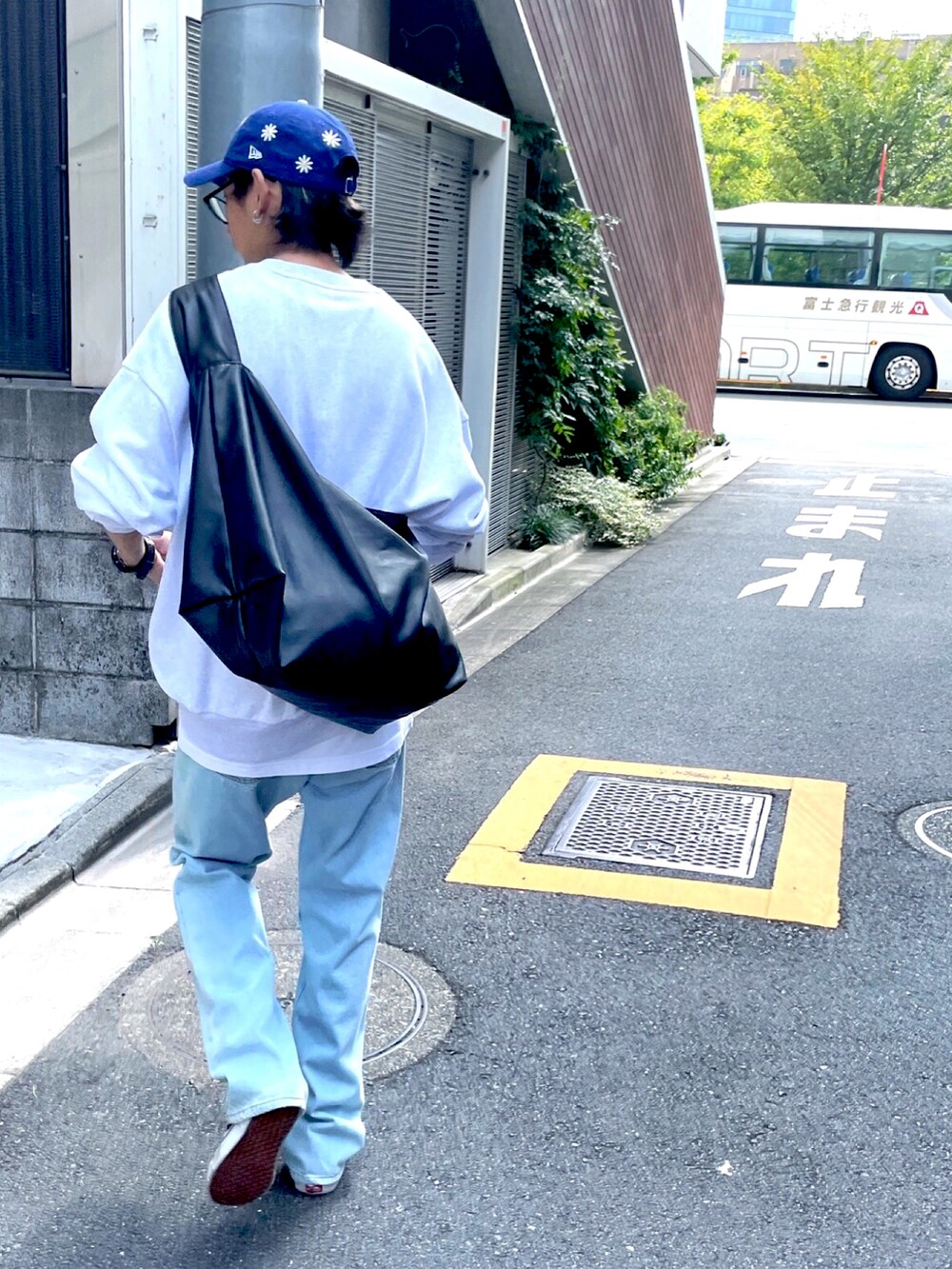 ホワイト系のタンクトップ、ブルー系のデニムパンツ、その他のスリッポンを着用したメンズの秋コーディネートの2枚目の写真