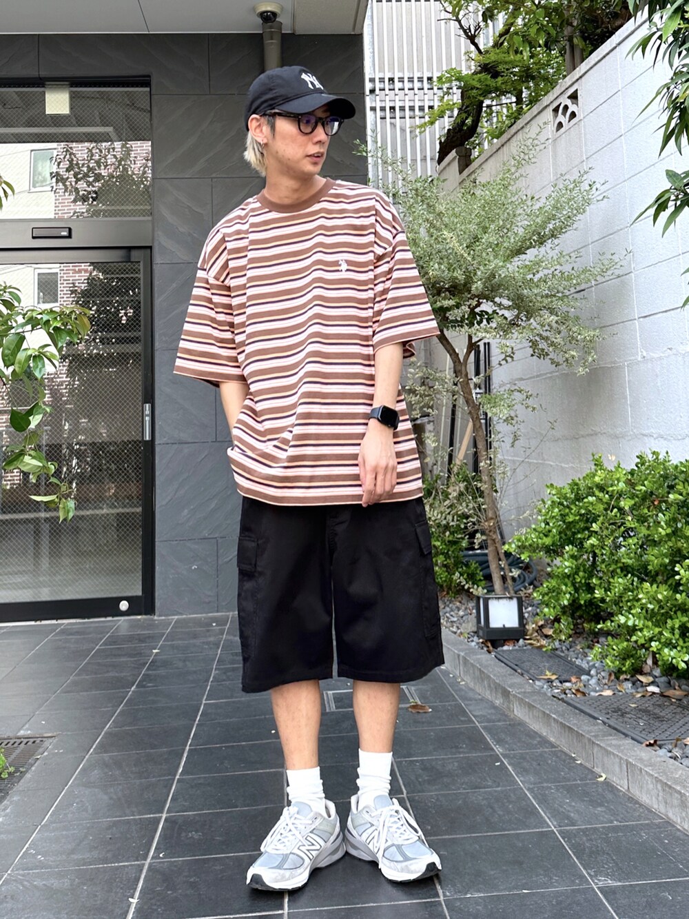 その他のTシャツ/カットソー、ブラック系のカーゴパンツ、その他のキャップを着用したメンズの春コーディネートの4枚目の写真