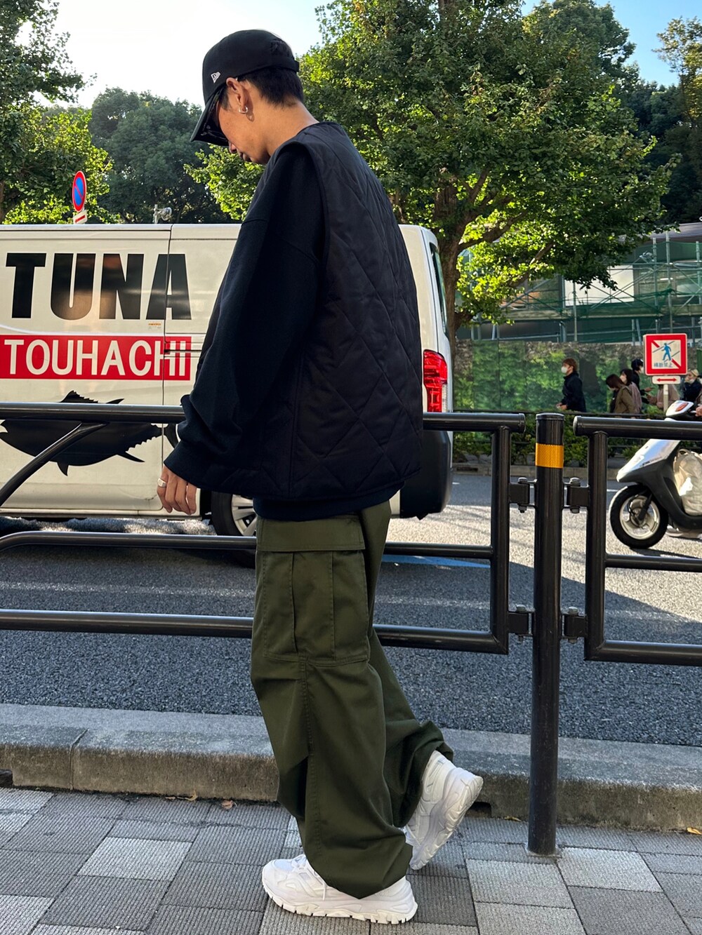 ブラック系のベスト、ブラック系のスウェット、グリーン系のカーゴパンツを着用したメンズの秋コーディネートの2枚目の写真