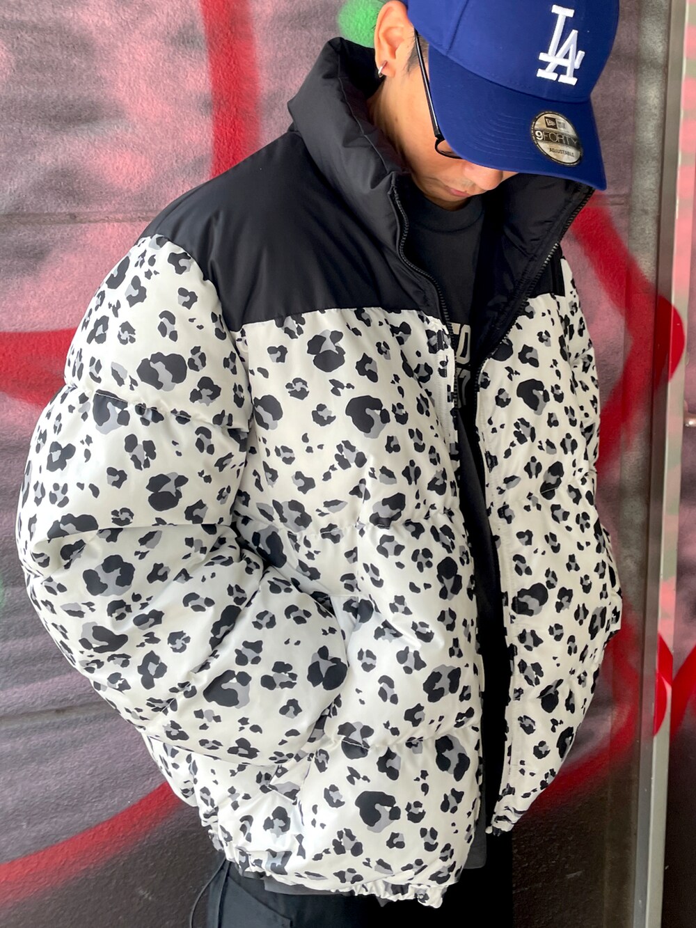 その他のダウンジャケット/コート、ブラック系のTシャツ/カットソー、ブラック系のカーゴパンツを着用したメンズの夏コーディネートの2枚目の写真