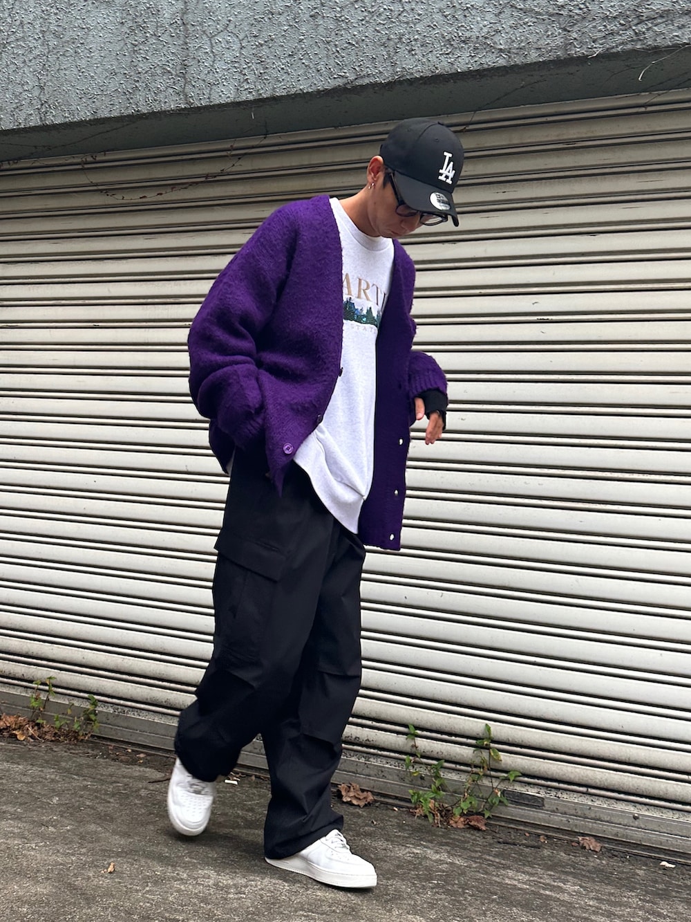 パープル系のカーディガン/ボレロ、グレー系のスウェット、ブラック系のカーゴパンツを着用したメンズの秋コーディネートの3枚目の写真