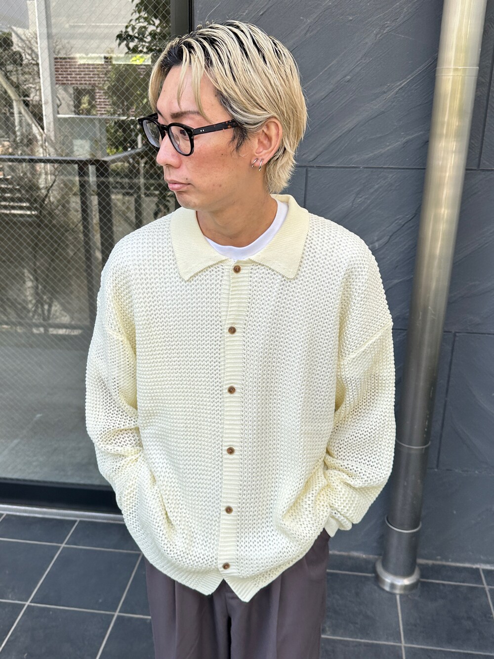 ホワイト系のカーディガン/ボレロ、ホワイト系のTシャツ/カットソー、ブラック系のスラックスを着用したメンズの春コーディネートの3枚目の写真