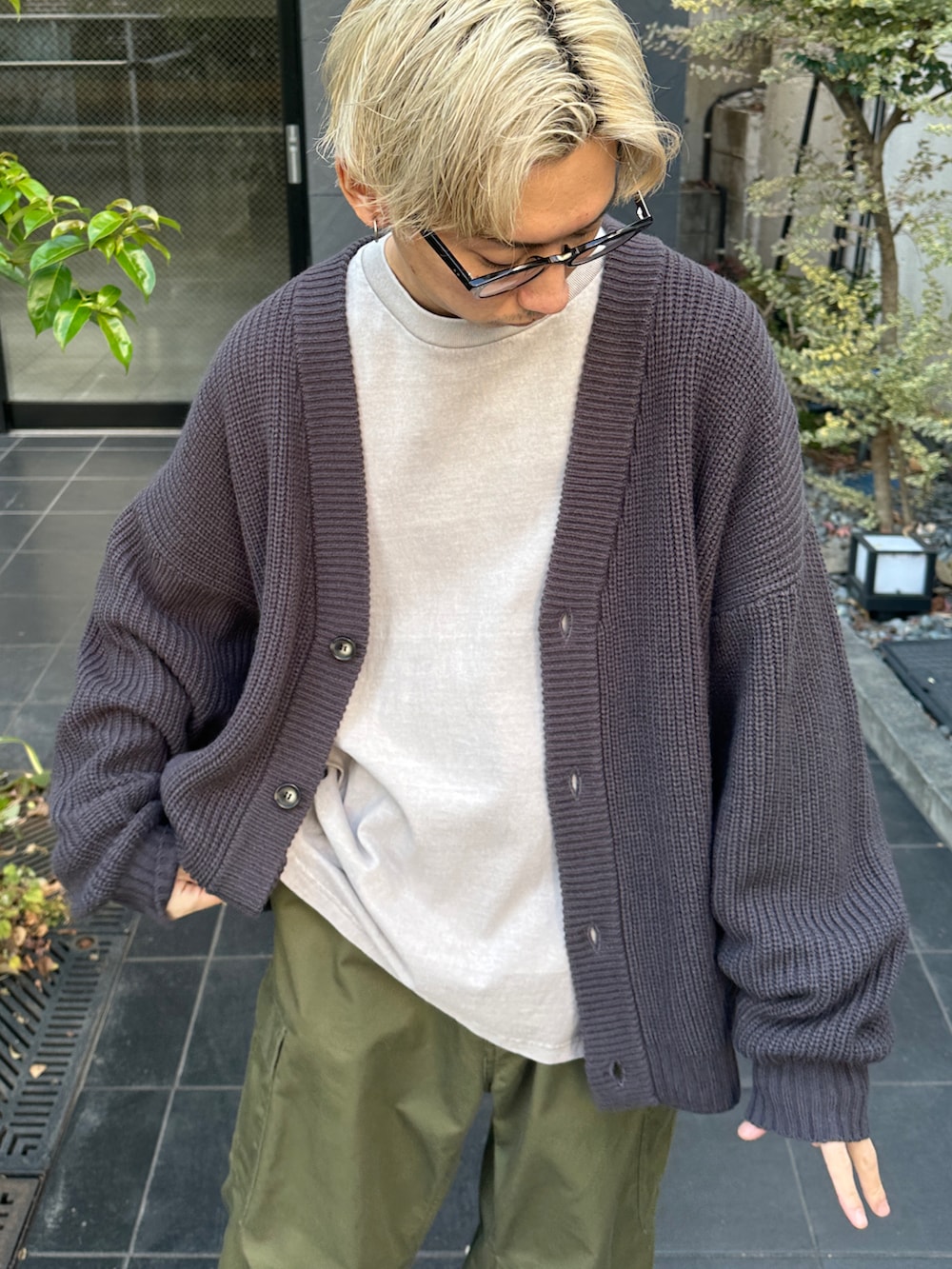 グレー系のカーディガン/ボレロ、グレー系のTシャツ/カットソー、グリーン系のカーゴパンツを着用したメンズの冬コーディネートの4枚目の写真