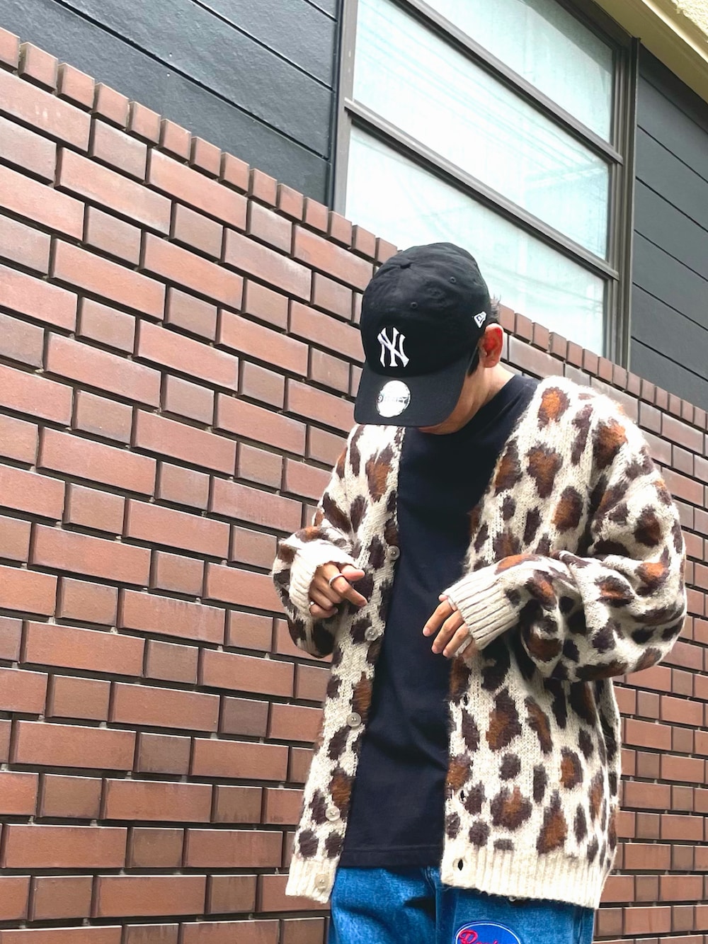 その他のカーディガン/ボレロ、ブラック系のTシャツ/カットソー、ブルー系のデニムパンツを着用したメンズの夏コーディネートの2枚目の写真