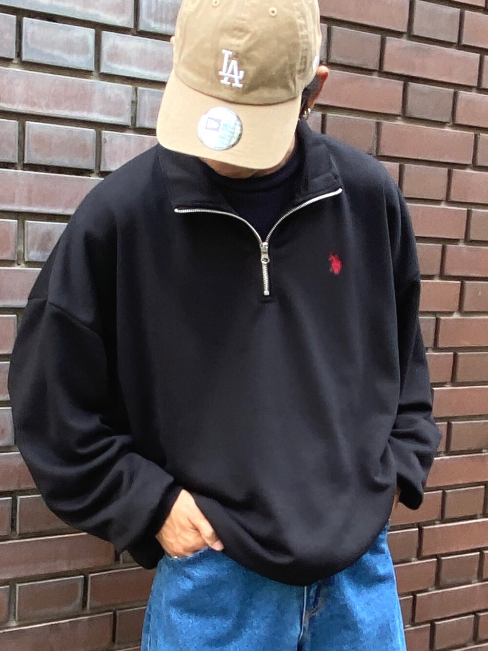 ブラック系のスウェット、ブラック系のTシャツ/カットソー、ブルー系のデニムパンツを着用したメンズの秋コーディネートの3枚目の写真