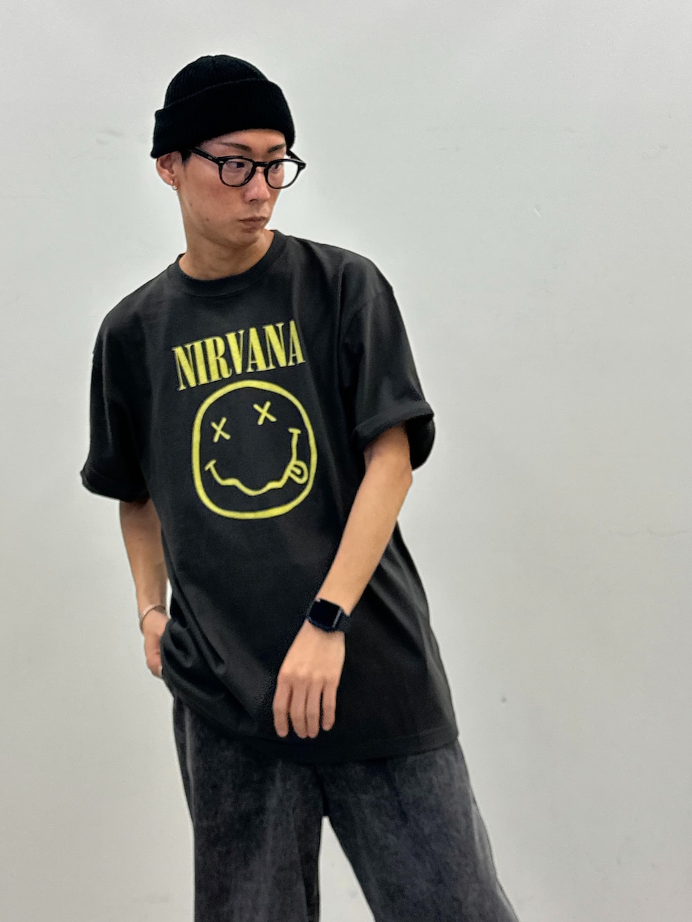 その他のTシャツ/カットソー、ブラック系のデニムパンツ、ブラック系のニットキャップ/ビーニーを着用したメンズの春コーディネートの3枚目の写真
