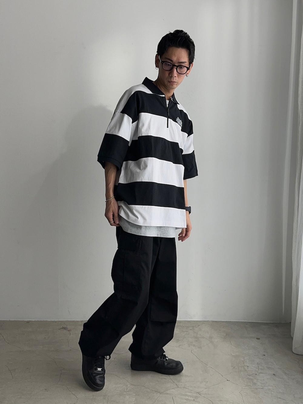 ホワイト系のTシャツ/カットソー、グレー系のTシャツ/カットソー、ブラック系のカーゴパンツを着用したメンズの春コーディネートの3枚目の写真