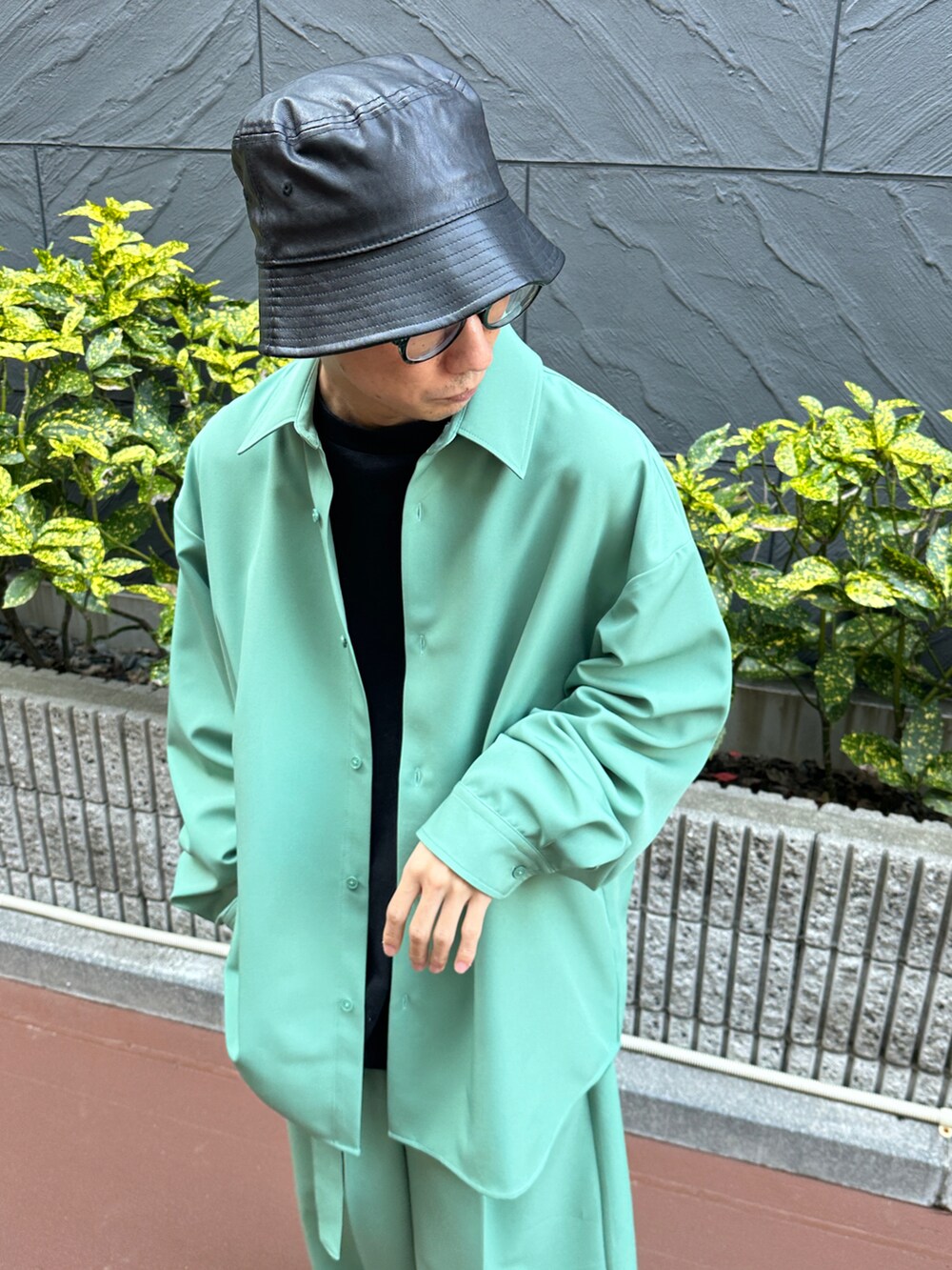 グリーン系のシャツ/ブラウス、ブラック系のTシャツ/カットソー、ホワイト系のスニーカーを着用したメンズの冬コーディネートの3枚目の写真
