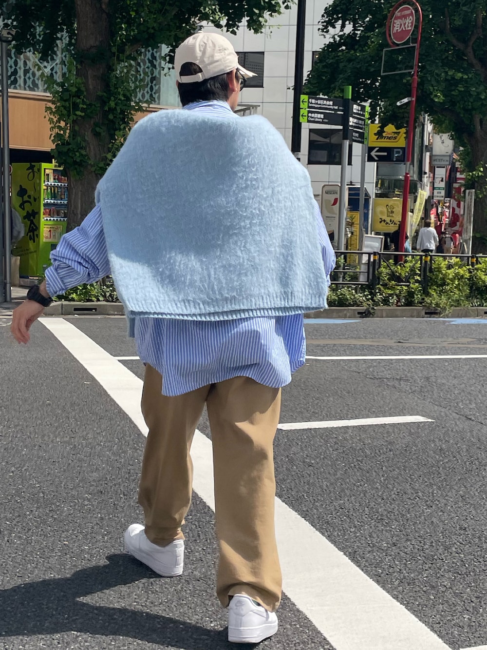 ベージュ系のチノパンツ、ホワイト系のスニーカー、その他のシャツ/ブラウスを着用したメンズの夏コーディネートの2枚目の写真
