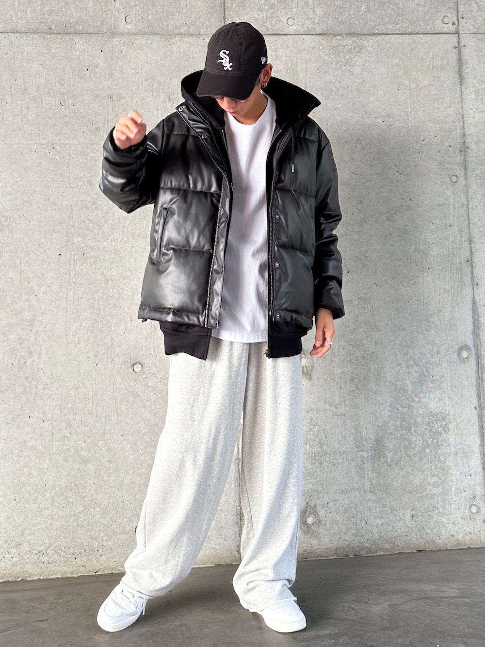 ブラック系のダウンジャケット/コート、ブラック系のパーカー、ホワイト系のTシャツ/カットソーを着用したメンズの秋コーディネートの3枚目の写真