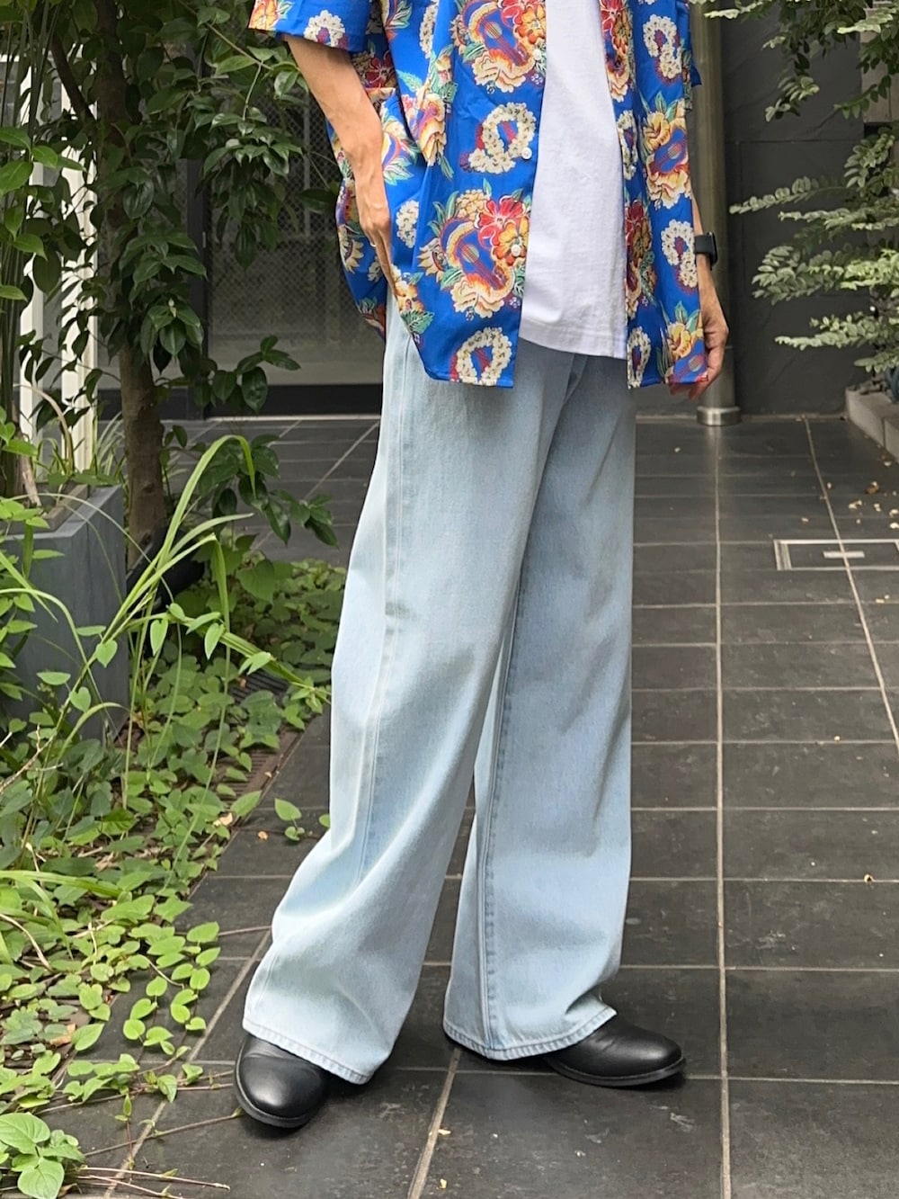 その他のシャツ/ブラウス、ホワイト系のタンクトップ、ブルー系のデニムパンツを着用したメンズの夏コーディネートの5枚目の写真