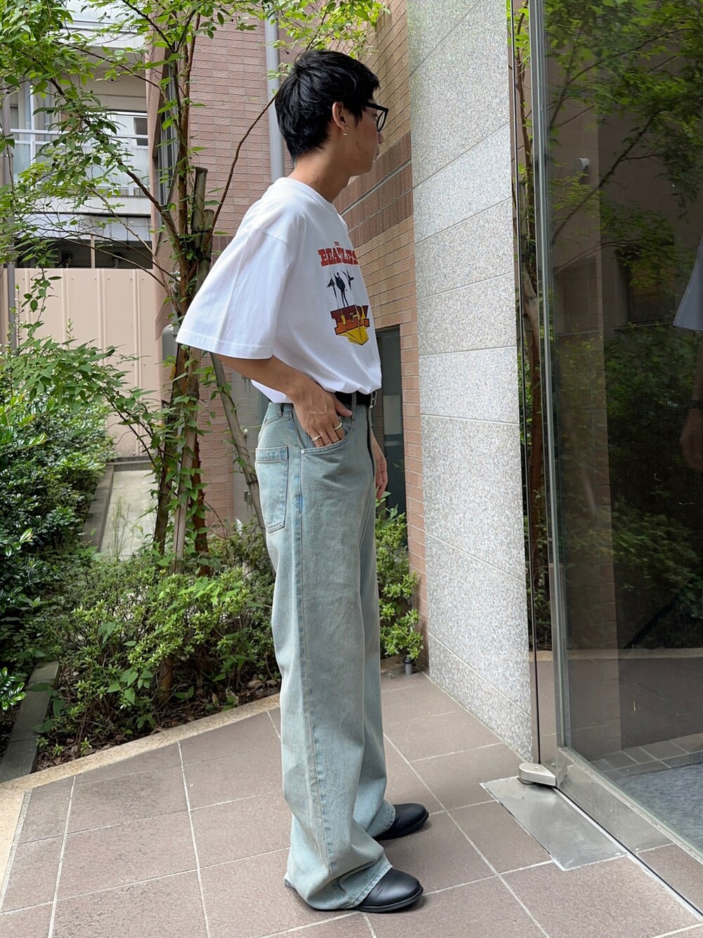 ブルー系のデニムパンツ、その他のTシャツ/カットソーを着用したメンズの夏コーディネートの2枚目の写真