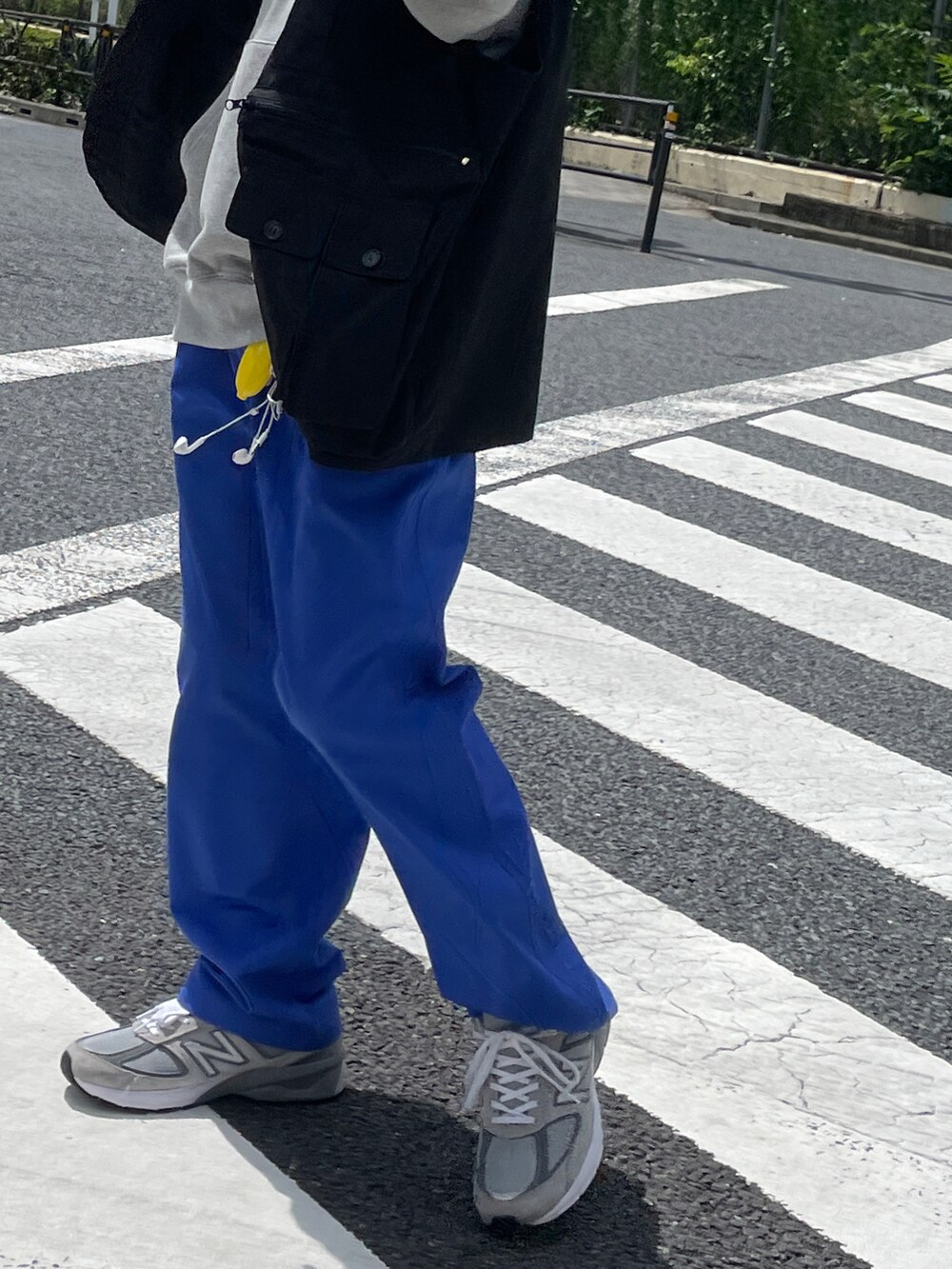 ブラック系のベスト、グレー系のパーカー、ブルー系のチノパンツを着用したメンズの秋コーディネートの3枚目の写真