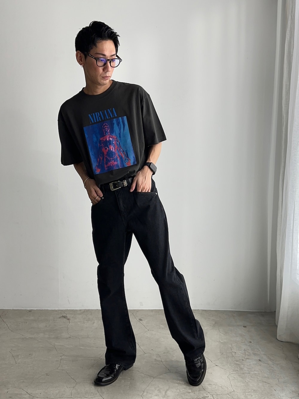 その他のTシャツ/カットソー、ブラック系のデニムパンツを着用したメンズの夏コーディネートの3枚目の写真