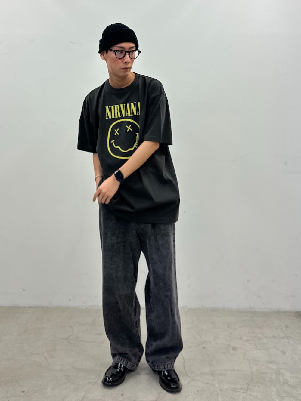 その他のTシャツ/カットソー、ブラック系のデニムパンツ、ブラック系のニットキャップ/ビーニーを着用したメンズの春コーディネートの2枚目の写真