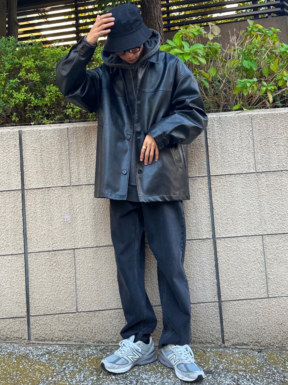 ブラック系のカバーオール、ブラック系のTシャツ/カットソー、ブラック系のデニムパンツを着用したメンズの秋コーディネートの2枚目の写真